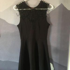 sleeveless black lace cocktail dress